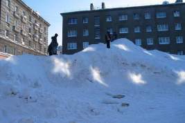 Госжилинспекция Кировской области: УК не обязаны вывозить снег из дворов многоквартирных жилых домов